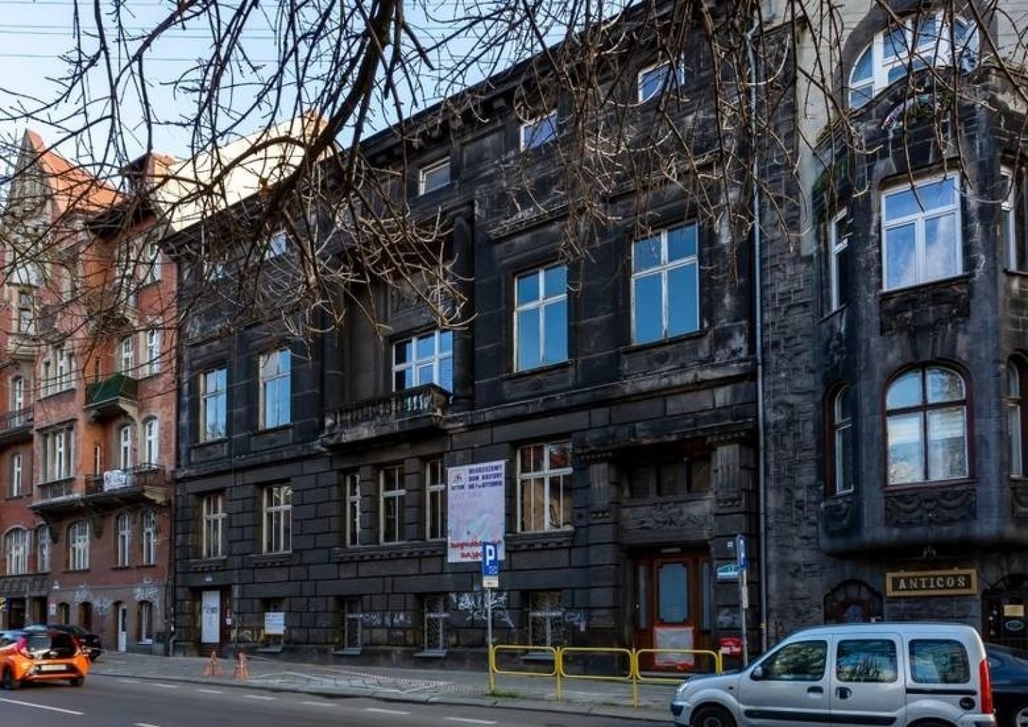 Renowacja Młodzieżowego Domu Kultury w Bytomiu trwa