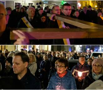 W wieczornej Drodze Krzyżowej ulicami Tarnowa wziął udział tłum mieszkańców