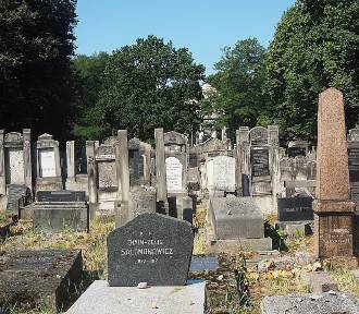 Inwentaryzacja grobów na cmentarzu żydowskim. Co nad cmentarzem robi dron?