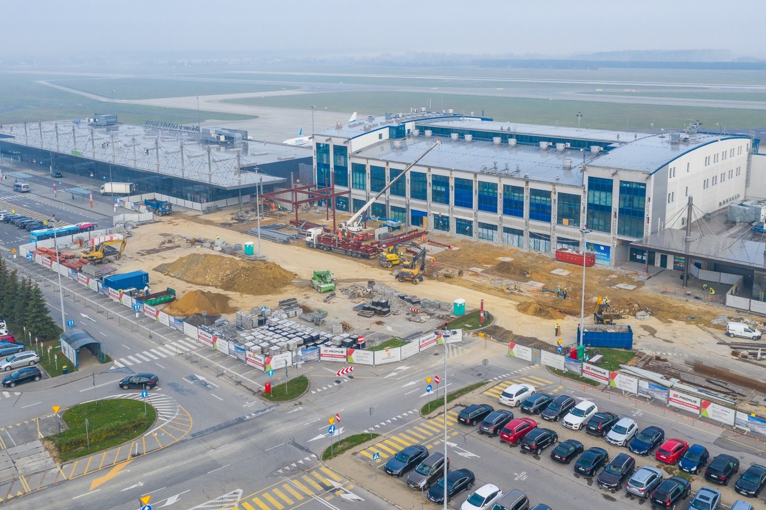 Rozbudowa terminala B od strony parkingu, zdjęcie z drona - nowy terminal B zostanie wysunięty do przodu, do poziomu terminala C