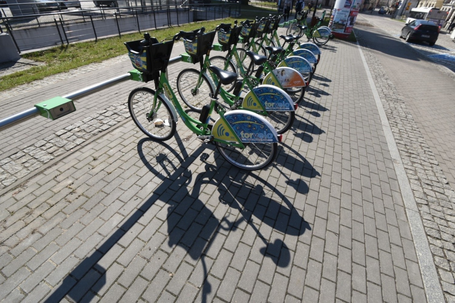 Ile kosztuje przejazd rowerem miejskim?Jednorazowa, zwrotna opłata inicjalna - 10 złOd 0 minut do 20 minut - 0 złOd 20 minut do 60 minut - 1 złOd 60 minut do 120 minut - 3 złOd 120 minut do 180 minut - 5 złKażda następna godzina - 7 złNa jedno konto można wypożyczyć tylko jeden pojazd
