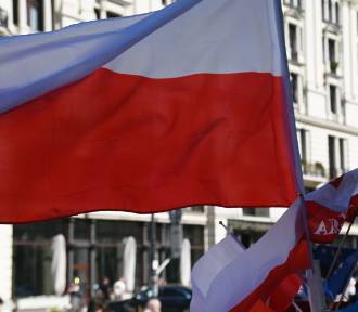 Warszawa skąpana w biało-czerwonych barwach. Tak mieszkańcy uczcili Dzień Flagi