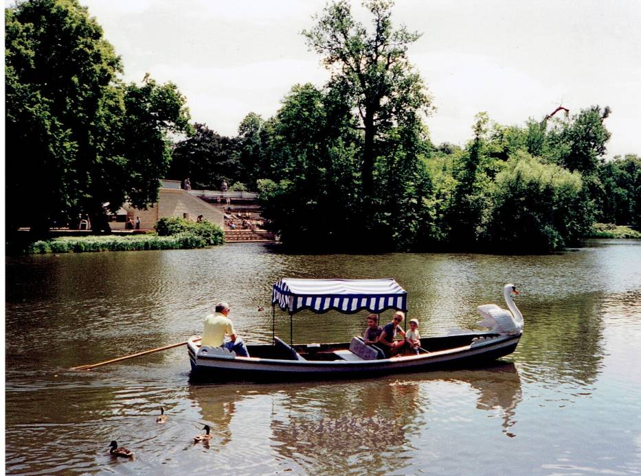 Gondola pływająca w Łazienkach Królewskich w czerwcu 2001