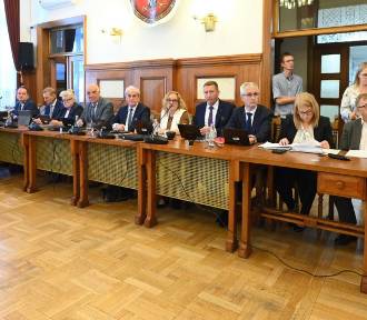 Korupcja polityczna? – pytają radni w powiecie krakowskim. PiS rozlicza swoich
