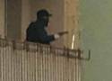 Legnica. 13-latek strzelał z pistoletu do uczniów. Stał na balkonie i celował w okna szkoły. Zobacz FILM