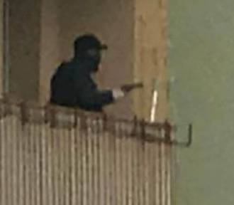 13-latek strzelał z pistoletu do uczniów. Stał na balkonie i celował w okna szkoły