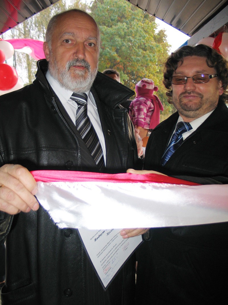 Wstęgę przecina radny Zenon Staniewicz