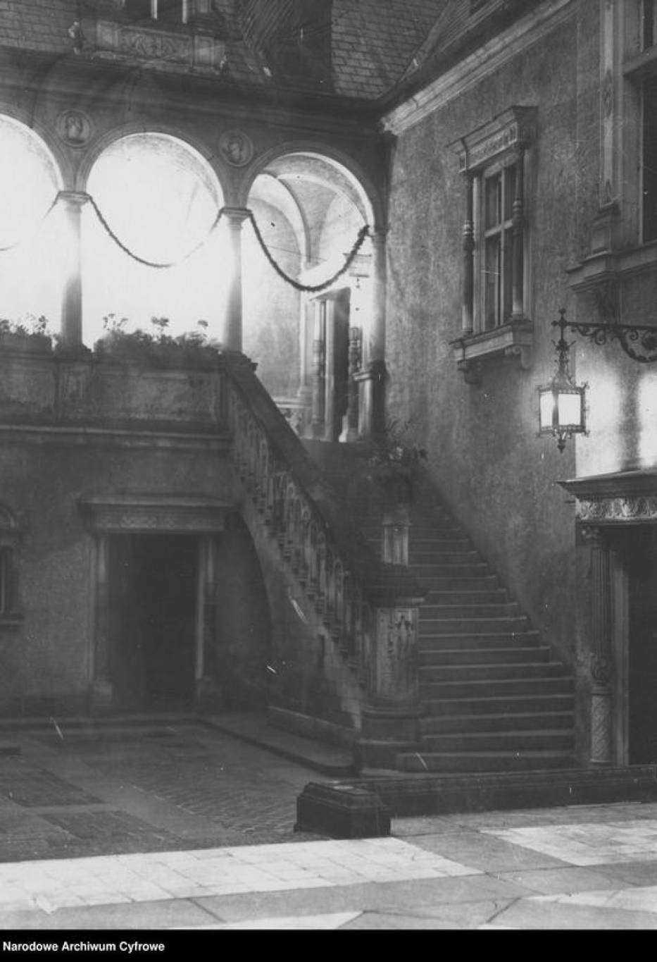  Widok schodów na dziedzińcu zamku Czartoryskich, lata 1918-27