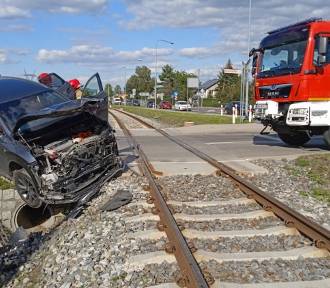 Samochód osobowy wjechał w pociąg relacji Bielawa Zachodnia - Wrocław Główny 