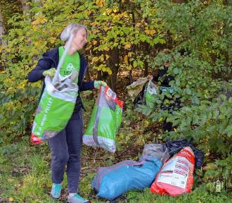Mieszkańcy gminy Szczerców sprzątali lasy. Zobacz, jak im poszło
