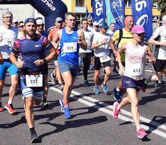 Ponad 1000 biegaczy w Półmaratonie Signify Piła [ZDJĘCIA cz. 2]