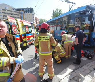 Wrocław: Wypadek motocyklisty z tramwajem na skrzyżowaniu. Utrudnienia i objazdy