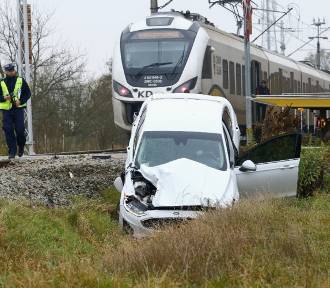 Wypadek na przejeździe kolejowym we Wrocławiu. W aucie była kobieta z dwójką dzieci!