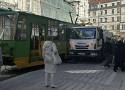 Wypadek w Poznaniu. Ciężarówka zderzyła się z tramwajem na Gwarnej. Musiał zjechać do zajezdni. Zobacz zdjęcia