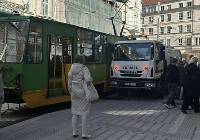 Ciężarówka zderzyła się z tramwajem w centrum Poznania. Zobacz zdjęcia