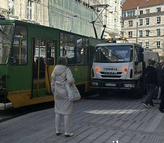 Ciężarówka zderzyła się z tramwajem w centrum Poznania. Zobacz zdjęcia
