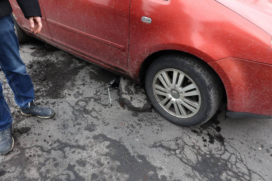 Kawał asfaltu wyrwał się z jezdni i unieruchomił samochód w Lesznie 