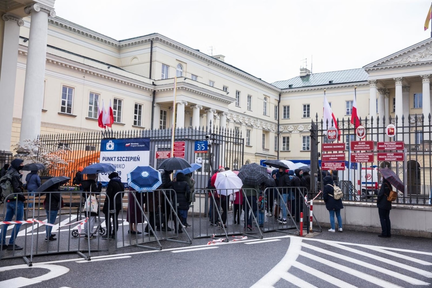 Polacy zostali skołowani częstymi zmianami strategii walki z koronawirlsem