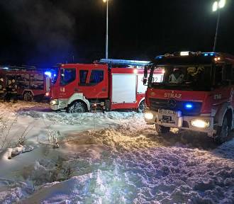Pożar poddasza w drewnianym domu. Utrudniony dojazd do miejsca zdarzenia [ZDJĘCIA]
