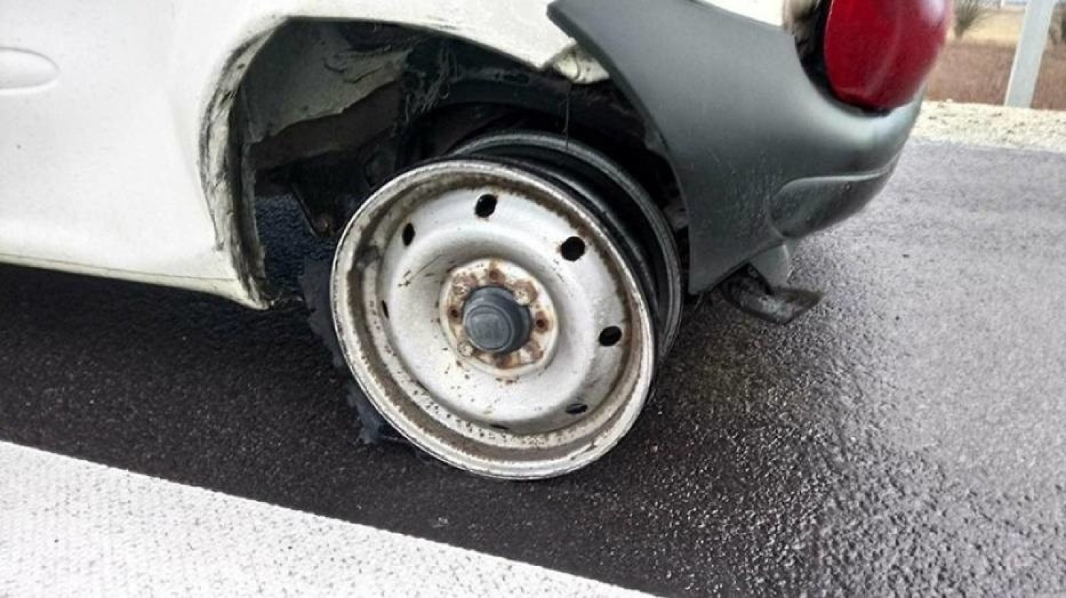 Holował fiata bez opony drogą S3 na sznurku do snopowiązałki...