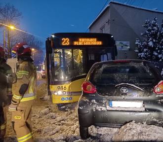 Czołowe zderzenie autobusu z osobówka w Rudzie Śląskiej