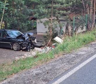 W Lubogoszczy koło Sławy auto wypadło z drogi i uderzyło w słup