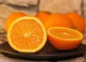 Jak błyskawicznie obrać pomarańczę? Przetestuj trzy sprytne domowe triki