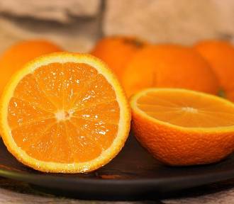 Jak błyskawicznie obrać pomarańczę? Przetestuj trzy sprytne domowe triki