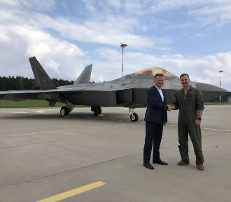 Minister Mariusz Błaszczak spotkał się z pilotami F22 w Łasku