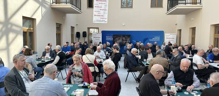 Memoriał imienia Mariana Kucharskiego w Radomiu. Brydżyści zapełnili salę Kamienicy Deskurów. Zobacz zdjęcia