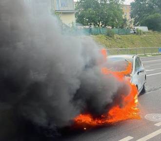 W Gdyni na skrzyżowaniu ulic Kwiatkowskiego i Sucharskiego auto stanęło w płomieniach