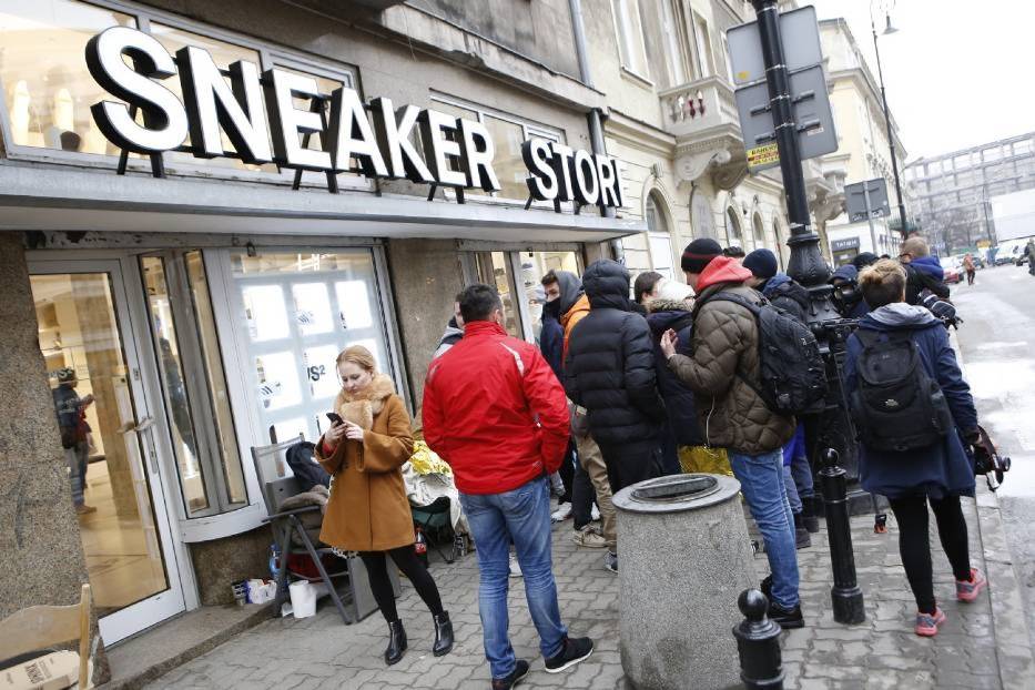 Z własnego doświadczenia wiemy, że butoholizm jest chorobą nieuleczalną, jednakże regularne wizyty w Warsaw Sneaker Store pozwalają łagodzić objawy tego schorzenia.