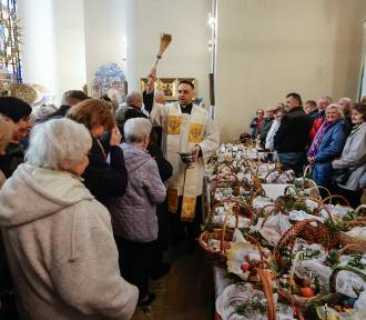 Tradycyjne święcenie pokarmów w Rzeszowie podczas Wielkiej Soboty [ZDJĘCIA]