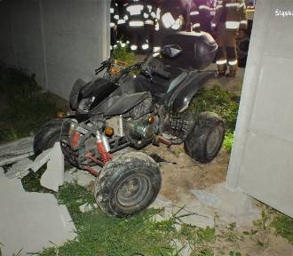 Niebezpieczne zdarzenie w Parzymiechach. Kierowca quada wjechał w betonowe ogrodzenie