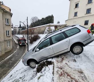 Niecodzienny wypadek w Przemyślu. Volkswagen passat zawisł na skarpie [ZDJĘCIA]
