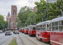 Wyjątkowa parada autobusów i tramwajów w Warszawie. Na ulicach miasta kultowe pojazdy
