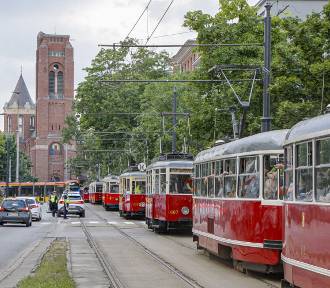 Wyjątkowa parada autobusów i tramwajów w Warszawie. Na ulicach miasta kultowe modele