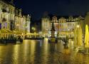 Tak wygląda wyremontowany Stary Rynek w Poznaniu nocą. Jest pięknie nawet w deszczu. Zobacz!