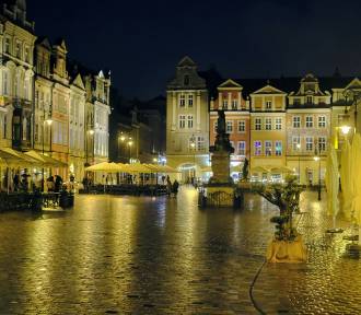 Stary Rynek w Poznaniu wygląda znakomicie nawet w deszczu. Zobacz!