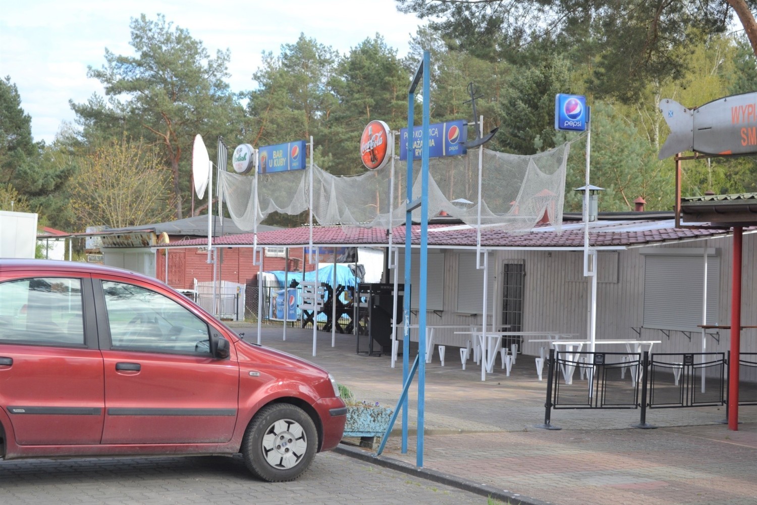 Restauracje przy głównym deptaku w Pieczyskach dostępne były zwykle od 1 maja