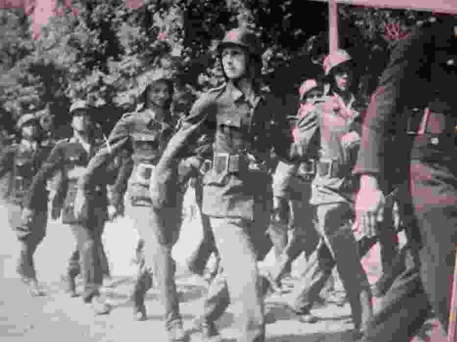 Elbląscy strażacy podczas defilady 22 lipca 1945 roku