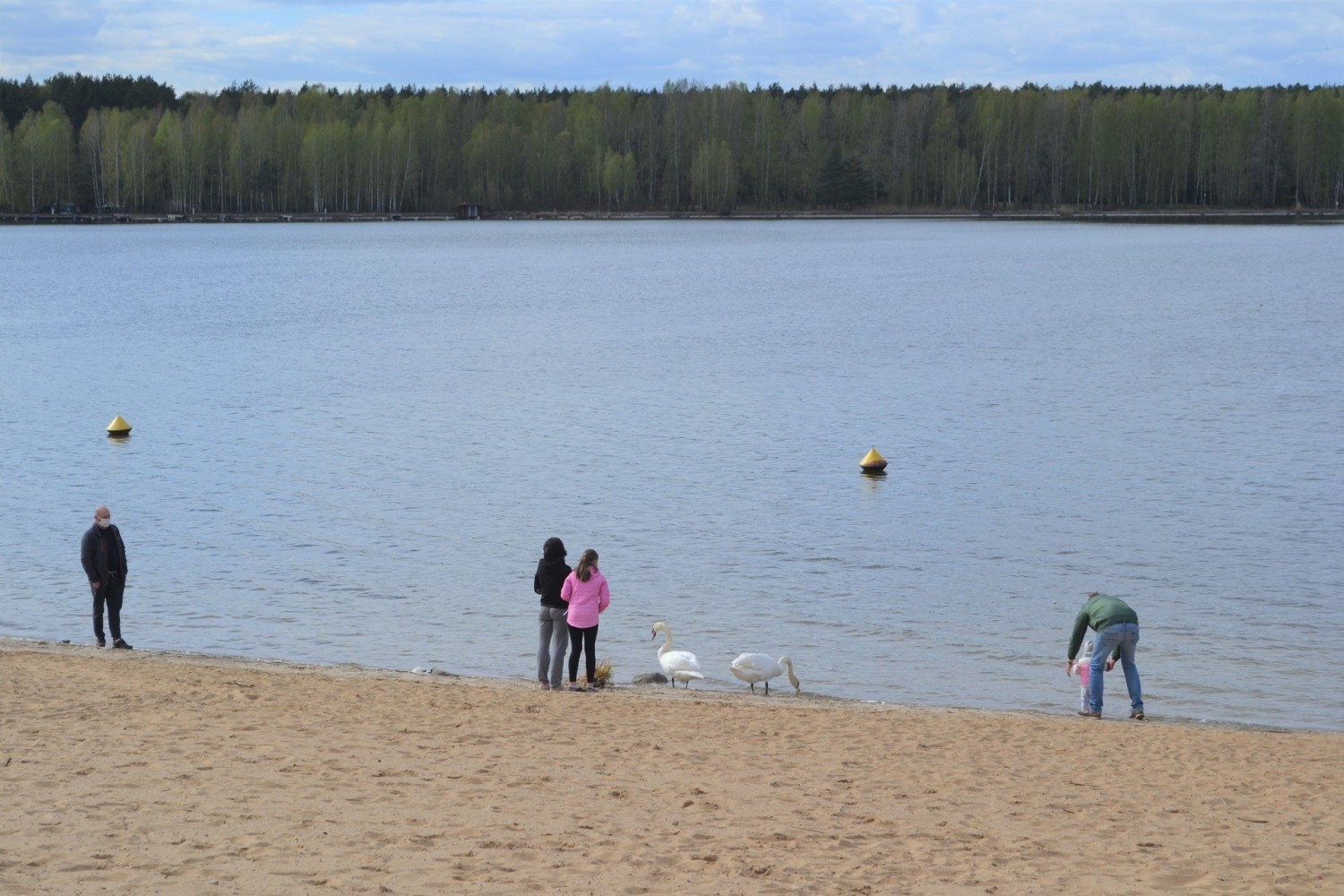 Udostępnienie lasów, parków i plaż dla spacerowiczów spowodowało, że w Pieczyskach w miniony weekend spotkać można było pierwszych gości