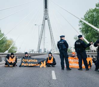 Aktywiści chcą zablokować mosty w Warszawie. "Pięć osób położyło się na jezdni"