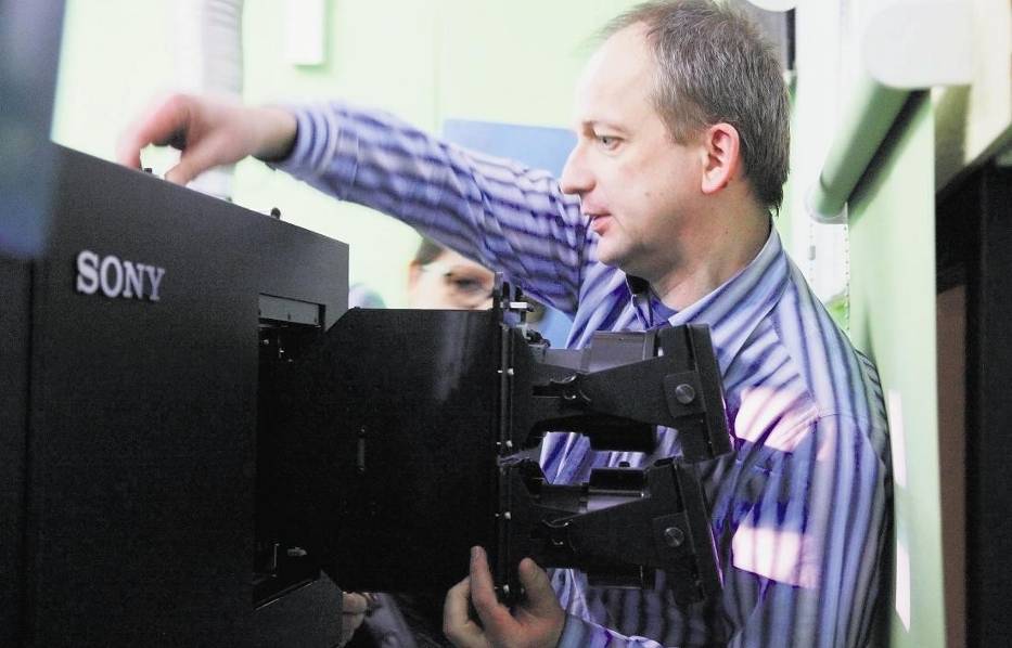 Operator Zbigniew Kmieciński z Rialto obsługuje nowoczesny projektor o rozdzielczości 4K