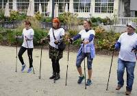 Spacer po zdrowie. Jadwiga Emilewicz zaprosiła seniorki na wspólny Nordic Walking