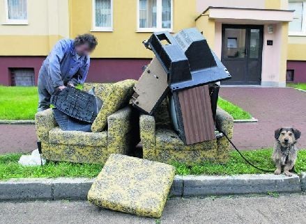 Zdezelowane meble najlepiej oddać na gratowisko