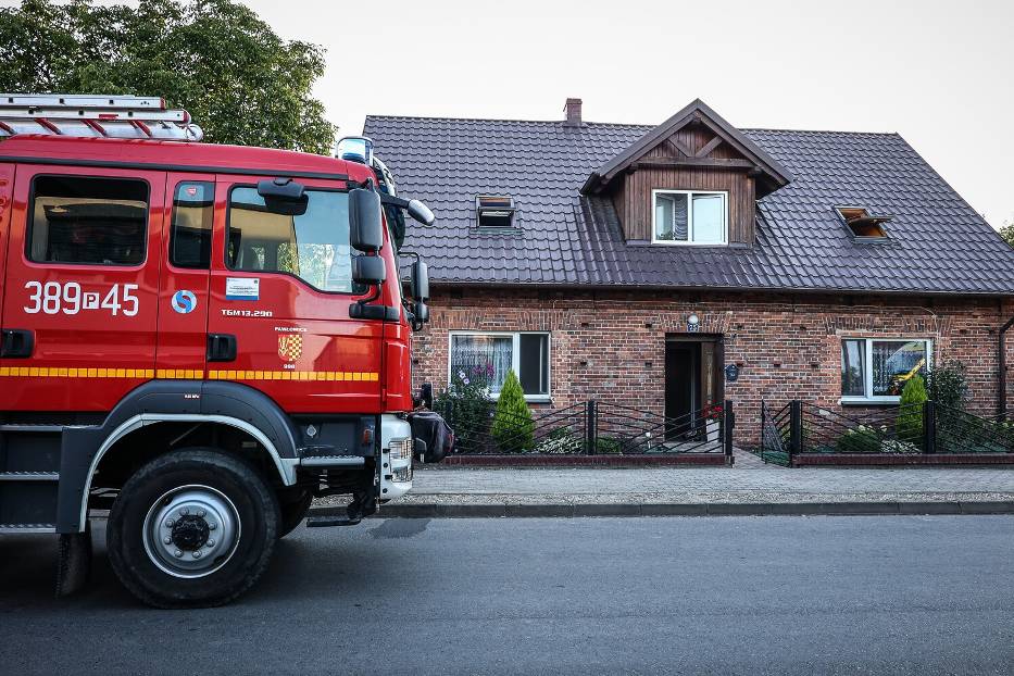 Pożar w domu jednorodzinnym w powiecie leszczyńskim. Lokatorzy byli uwięzieni w mieszkaniu. Jedna z osób zostałła poparzona