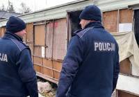 Policjanci i strażacy z Radomska pomagają bezdomnym w okresie zimowym. FILM