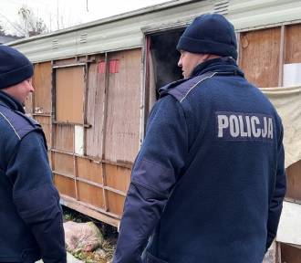 Policjanci i strażacy z Radomska pomagają bezdomnym w okresie zimowym. FILM
