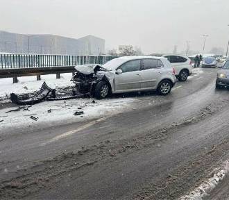 Śnieg wrócił, mróz mniejszy, ale jest. Trudne warunki na drogach